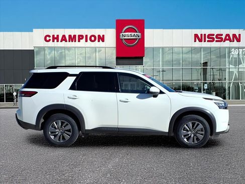 Used 2025 Nissan Pathfinder SV image 8