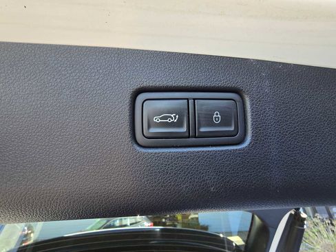 Used 2025 Genesis GV70 2.5T AWD/4WD image 11