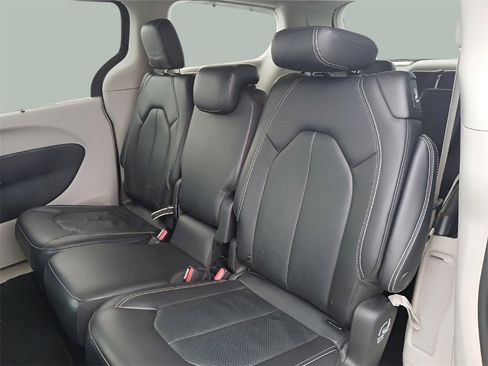 Certified 2022 Chrysler Pacifica Touring-L w/ Uconnect Theater Family Group image 28