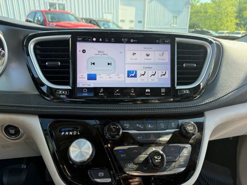 Used 2023 Chrysler Pacifica Touring-L AWD/4WD image 15