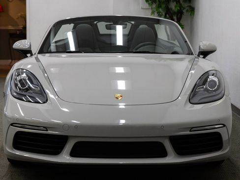 Used 2018 Porsche 718 Boxster image 11
