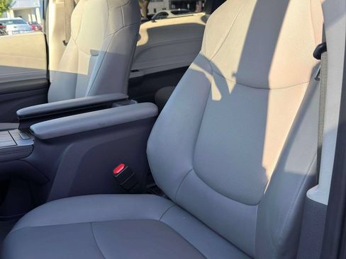 Used 2024 Toyota Sienna XLE w/ XLE Plus Package FWD image 28
