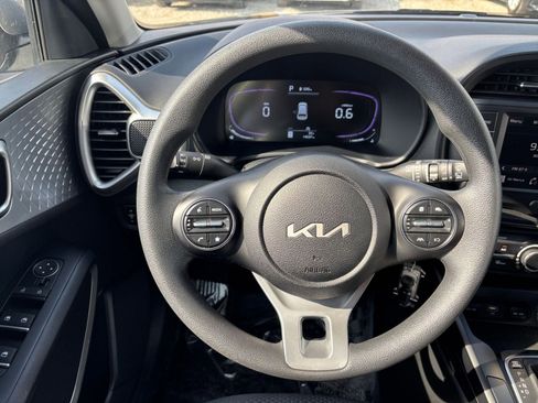Used 2025 Kia Soul LX w/ LX Technology Package FWD image 32