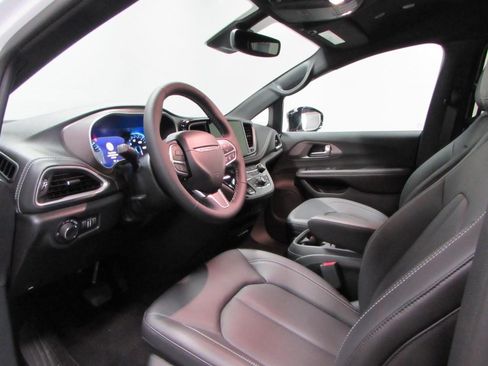 New 2027 Chrysler Pacifica Select FWD image 13