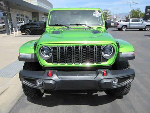 Used 2025 Jeep Wrangler Unlimited Rubicon w/ Convenience Group AWD/4WD image 16