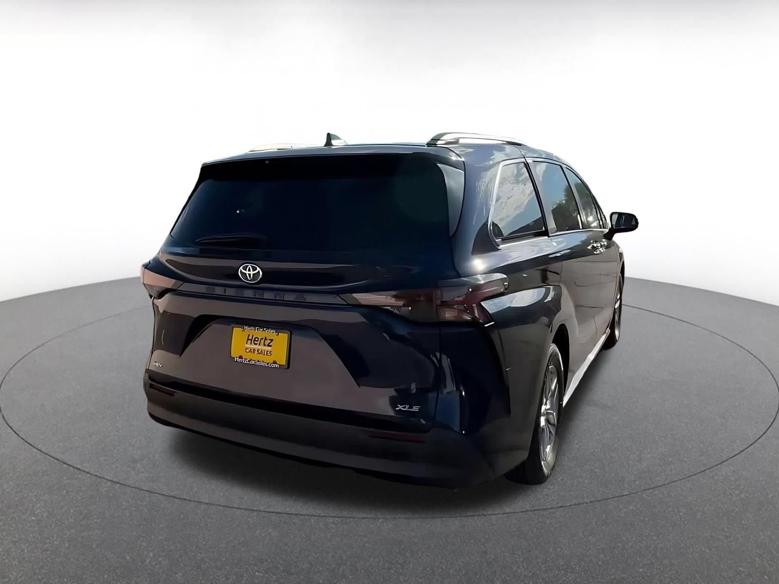 Used 2025 Toyota Sienna XLE FWD image 14
