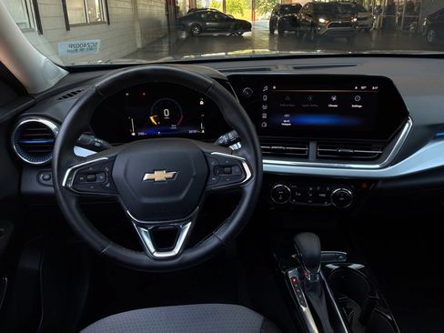 Used 2025 Chevrolet Trax LT w/ LT Convenience Package FWD image 13