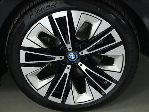 Used 2025 BMW i5 xDrive40 w/ Premium Package image 37