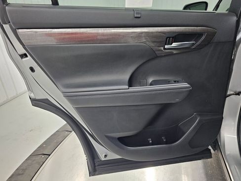 Used 2021 Toyota Highlander Limited image 35