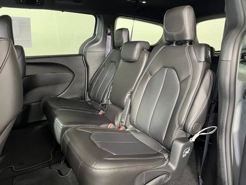 Used 2026 Chrysler Pacifica Select image 37