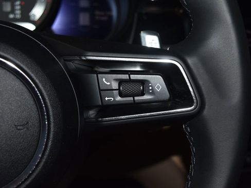 Certified 2025 Porsche Macan AWD/4WD image 11