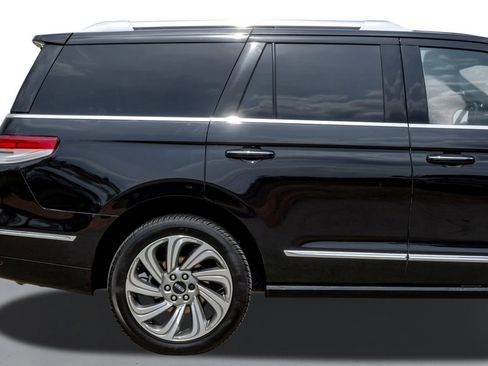 Used 2024 Lincoln Navigator Reserve image 6