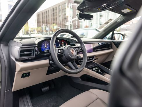 New 2026 Porsche Macan 4 Electric AWD/4WD image 4