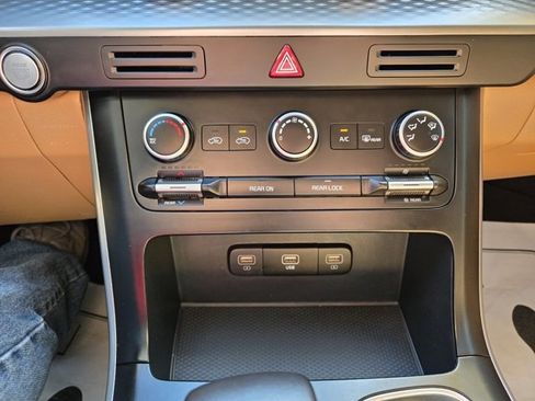 Used 2024 Kia Carnival LX image 29