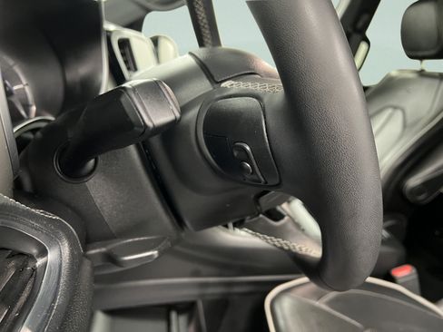 Used 2023 Chrysler Pacifica Limited w/ Uconnect Theater Family Group FWD image 18