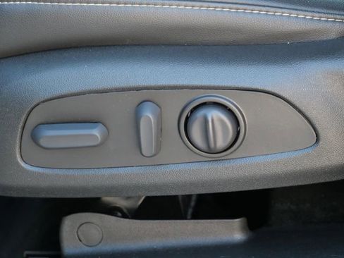 Used 2023 Chevrolet Traverse LT image 13