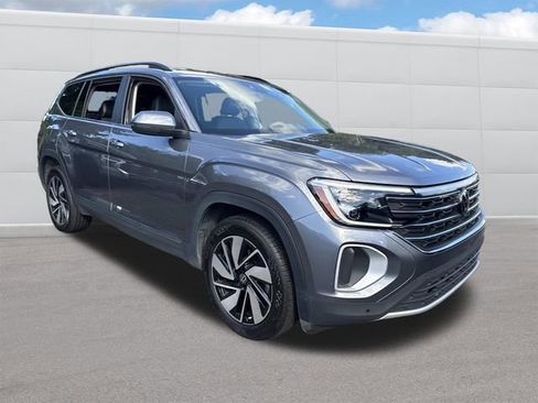 Used 2025 Volkswagen Atlas SE image 4