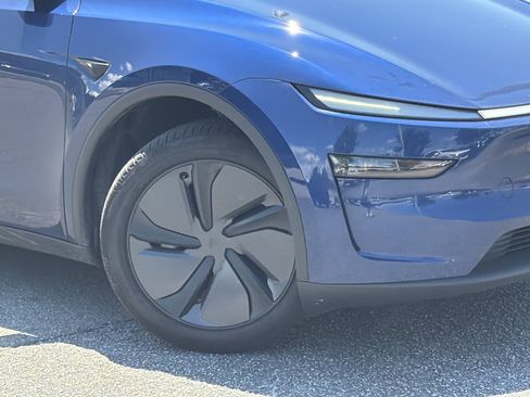 Used 2026 Tesla Model Y 2WD image 3