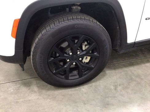 Used 2024 Jeep Grand Cherokee Altitude image 8