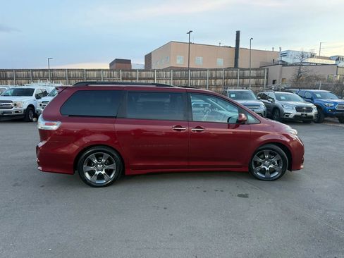 Used 2015 Toyota Sienna SE Premium image 10