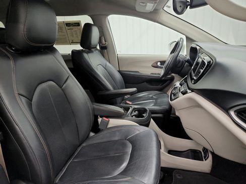 Used 2019 Chrysler Pacifica Touring-L FWD image 26