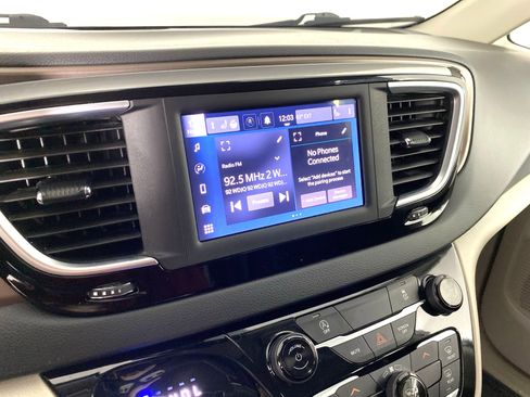 Used 2023 Chrysler Voyager LX image 28