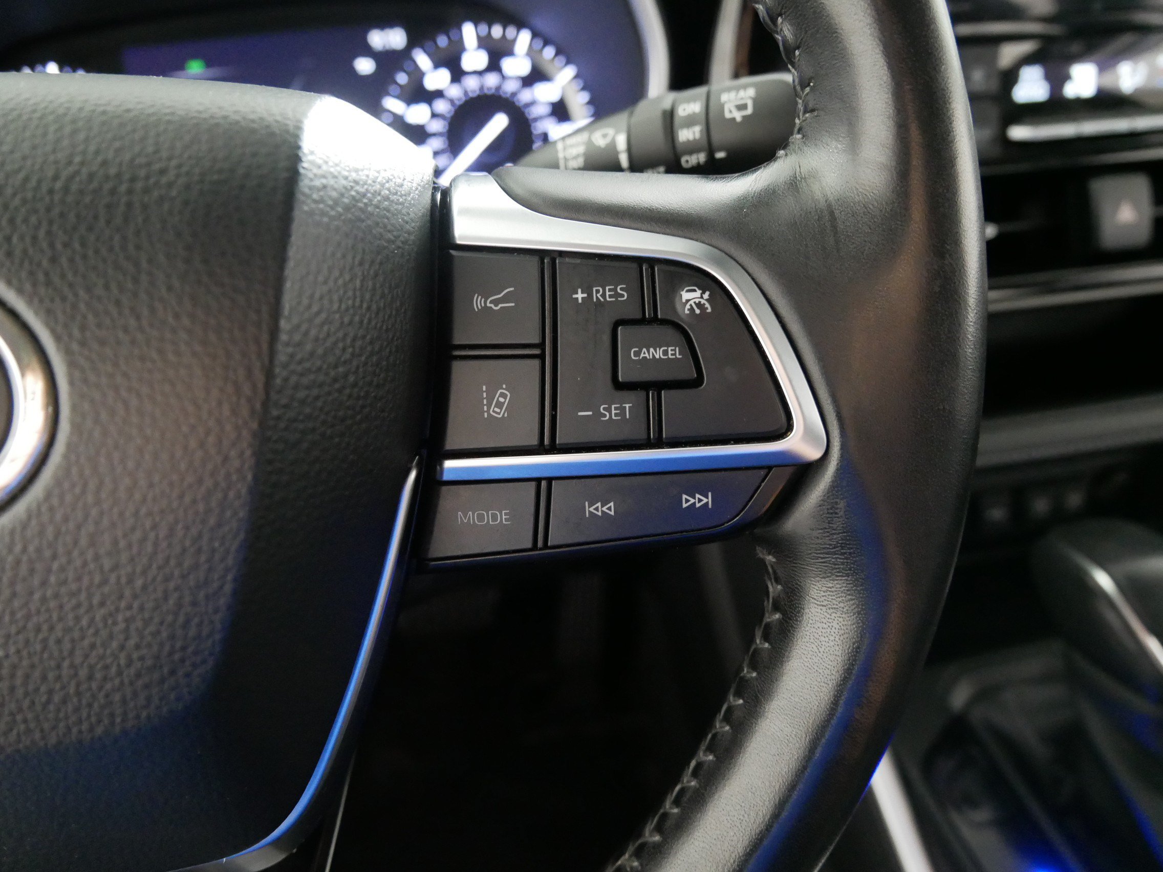 Used 2020 Toyota Highlander XLE AWD/4WD image 28