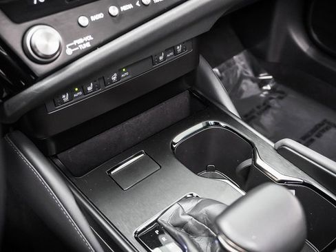 Certified 2025 Lexus ES 300h w/ Premium Package image 17