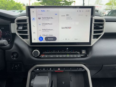 Used 2025 Toyota Tundra Limited AWD/4WD image 26