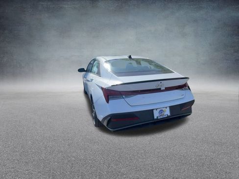 Used 2025 Hyundai Elantra SEL image 19