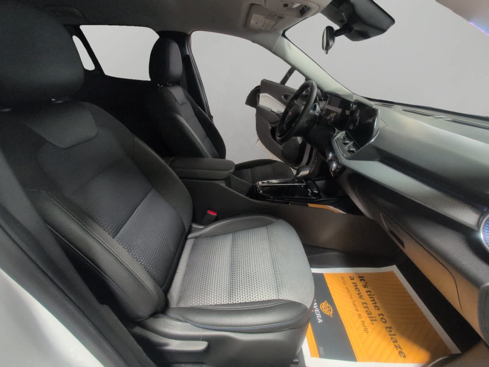 Used 2025 Chevrolet Trax LT FWD image 15