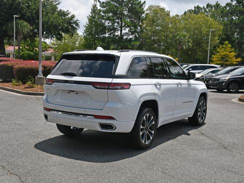 Used 2022 Jeep Grand Cherokee Overland w/ Luxury Tech Group IV RWD image 4