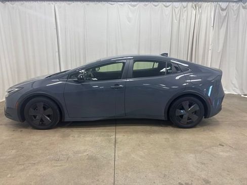 Used 2025 Toyota Prius LE FWD image 7