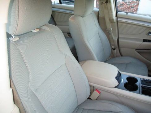 Used 2017 Ford Taurus SE image 17