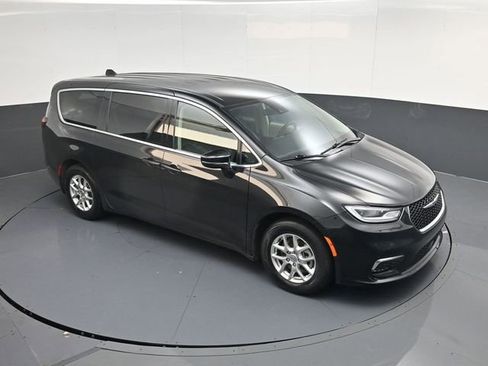Used 2023 Chrysler Pacifica Touring-L FWD image 39