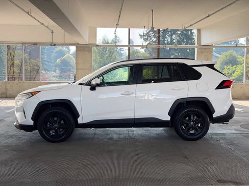 Used 2020 Toyota RAV4 XLE AWD/4WD image 8