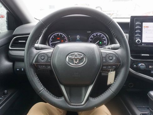 Used 2023 Toyota Camry SE image 3