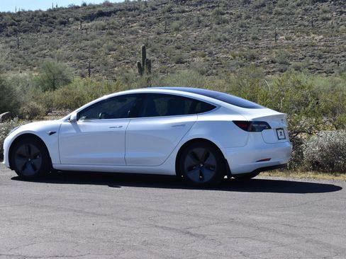 Used 2020 Tesla Model 3 Standard Range RWD image 5