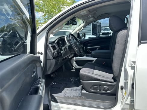 Used 2021 Nissan Titan SV w/ SV Convenience Package RWD image 2