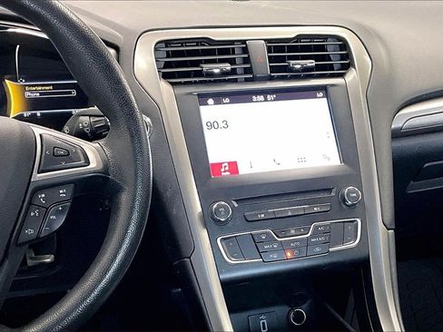 Used 2017 Ford Fusion SE w/ Fusion SE Technology Package image 3