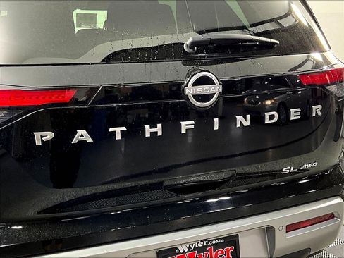 Used 2025 Nissan Pathfinder SL AWD/4WD image 23