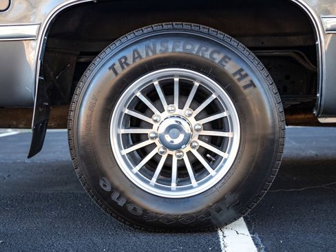 Used 1988 Chevrolet Suburban 2500 image 20