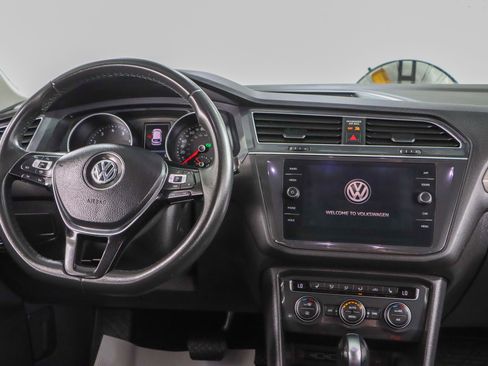 Used 2020 Volkswagen Tiguan SE w/ Panoramic Sunroof Package image 17