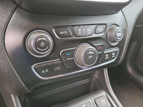 Used 2019 Jeep Cherokee Latitude Plus image 27