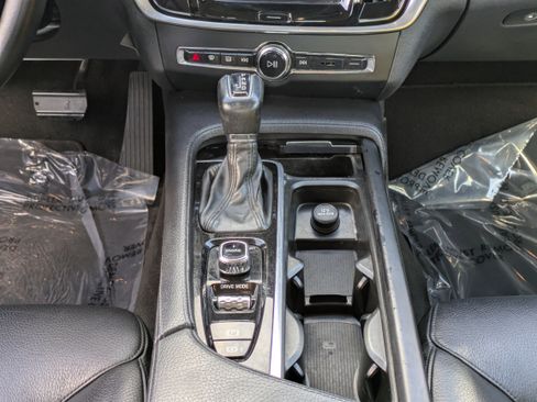 Used 2017 Volvo S90 T5 Momentum w/ Convenience Package image 19