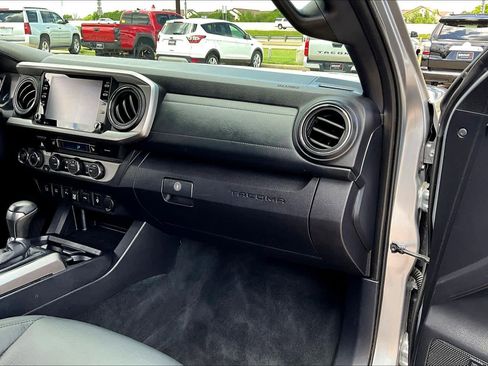 Used 2021 Toyota Tacoma Limited image 19