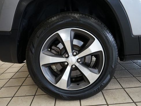 Used 2019 Jeep Cherokee Limited image 54