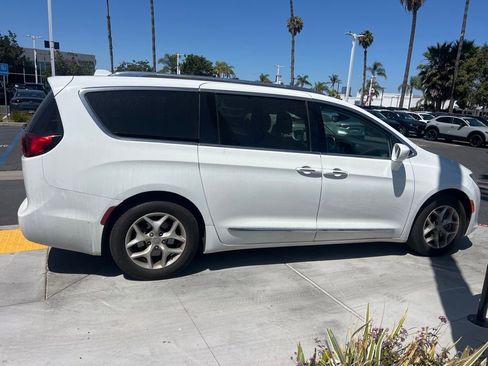 Used 2018 Chrysler Pacifica Touring-L w/ Tire & Wheel Group FWD image 6