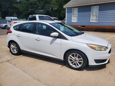 Used 2016 Ford Focus SE w/ Interior Protection Package FWD image 3