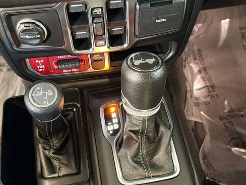 Used 2024 Jeep Wrangler Unlimited image 17